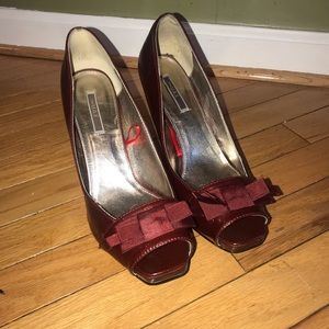 TO THE MAX BURGUNDY HEELS SZ 10